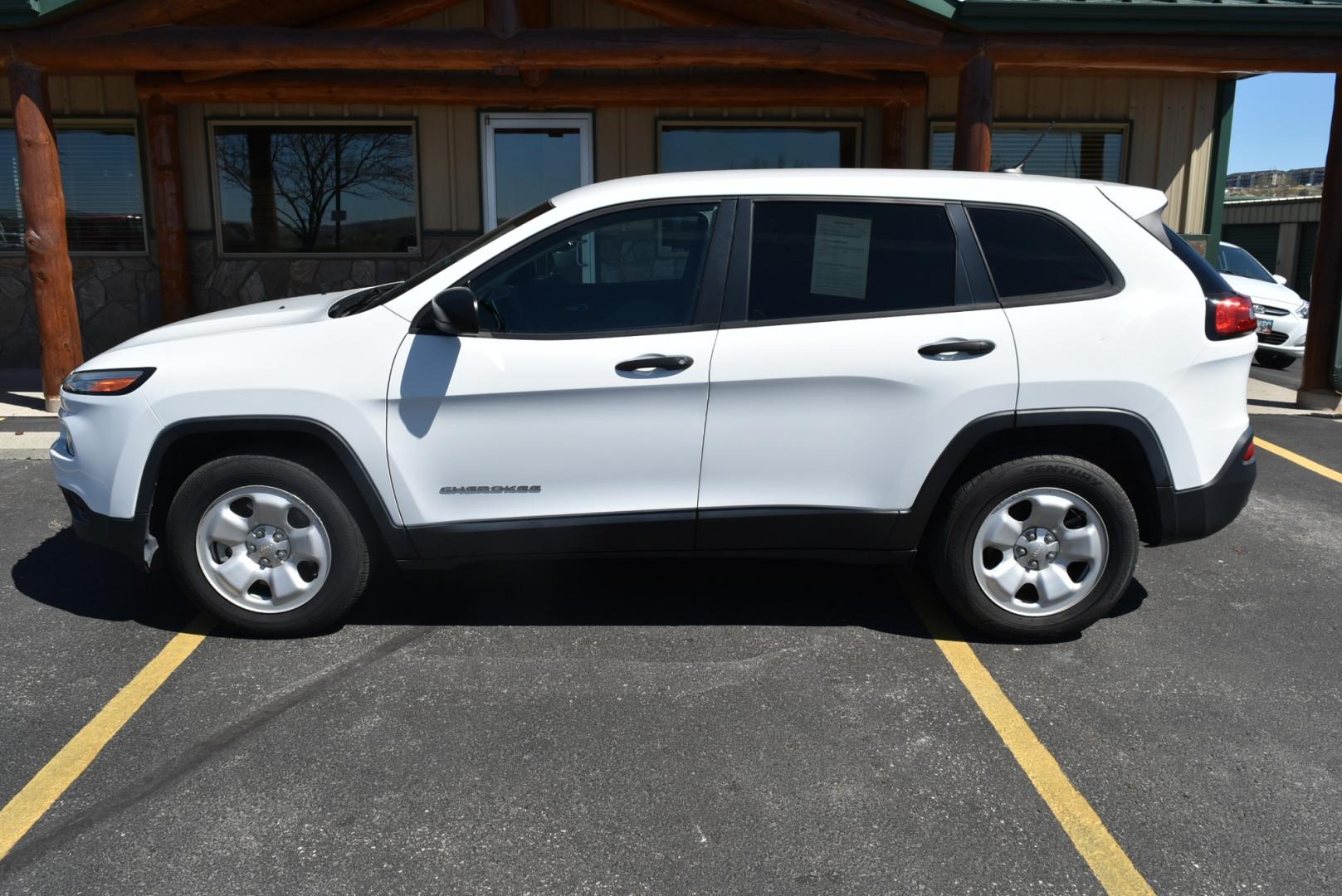 2016 White /Beige Jeep Cherokee Sport (1C4PJMAB4GW) with an 2.4L 4 Cyl Multi -Air engine, 9-Speed Automatic transmission, located at 1600 E Hwy 44, Rapid City, SD, 57703, (605) 716-7878, 44.070232, -103.171410 - Photo#3